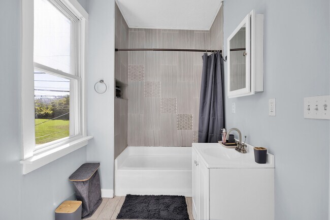 Building Photo - 2602 Riverside Dr