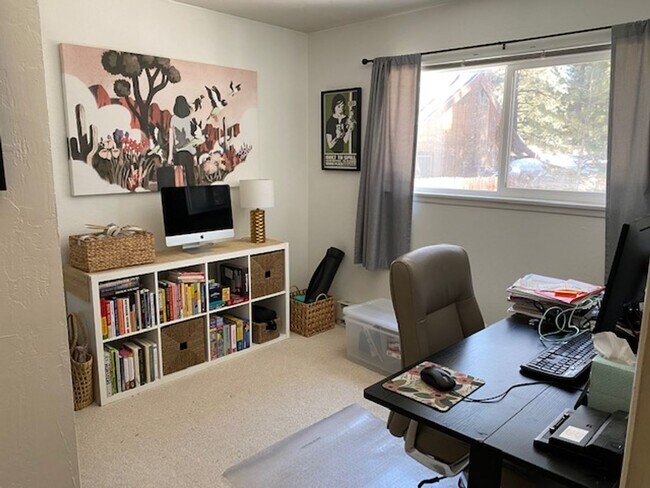 Building Photo - Lovely 3 Bedroom Home with Upgrades Throug...