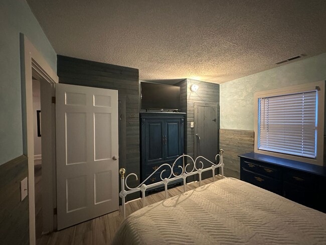 Building Photo - Updated 2 Bed 1 Bath Duplex