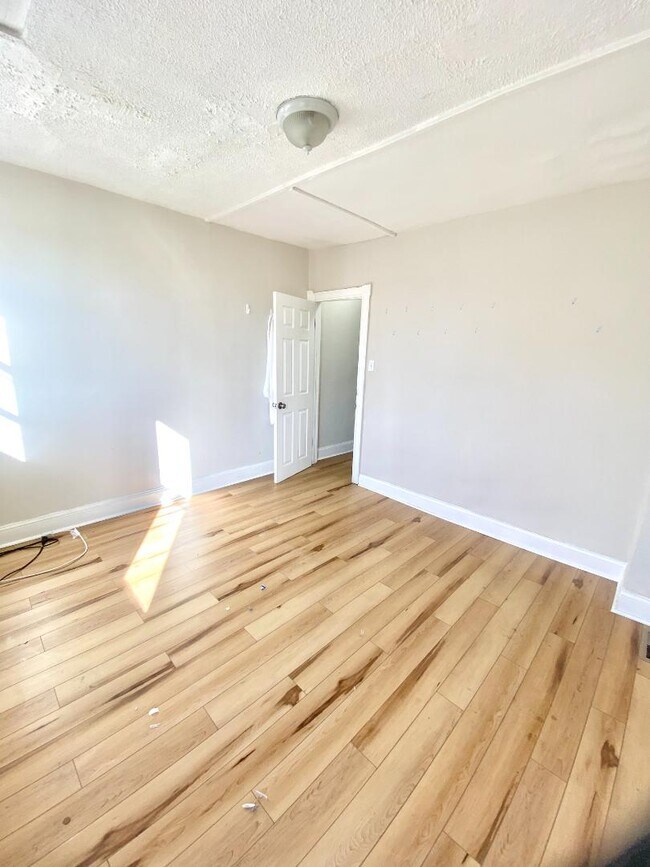 Building Photo - 514 N Decker Ave