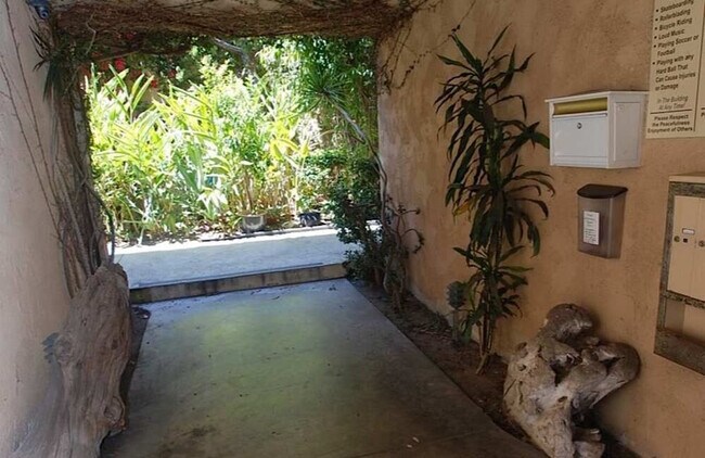 Building Photo - Cerca Del Mar