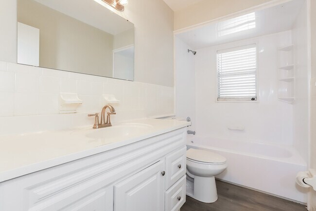 Building Photo - 3 Bedroom Home with Private Pool in Inverness