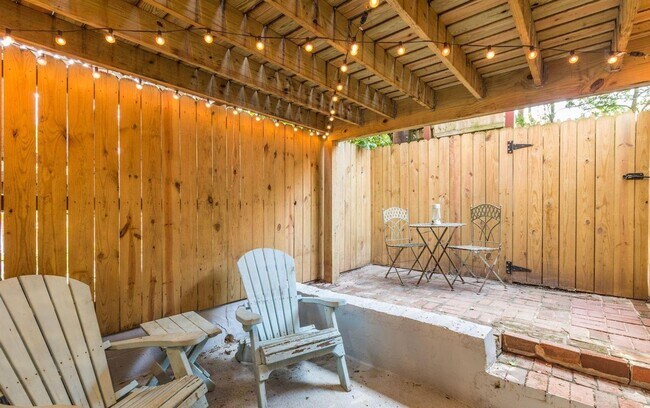 Building Photo - Spacious & Charming Victorian Row House in Burleith-Moments from Georgetown!