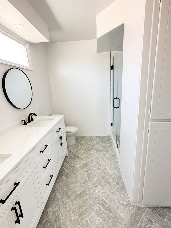 Building Photo - 233 6th St