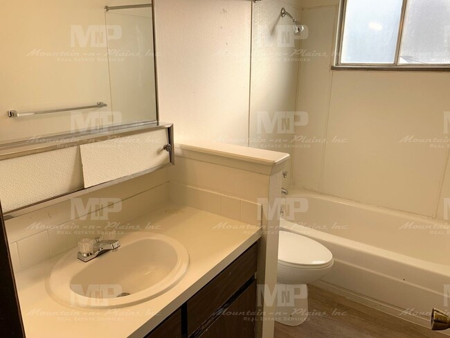 Building Photo - 1729 Palm Dr