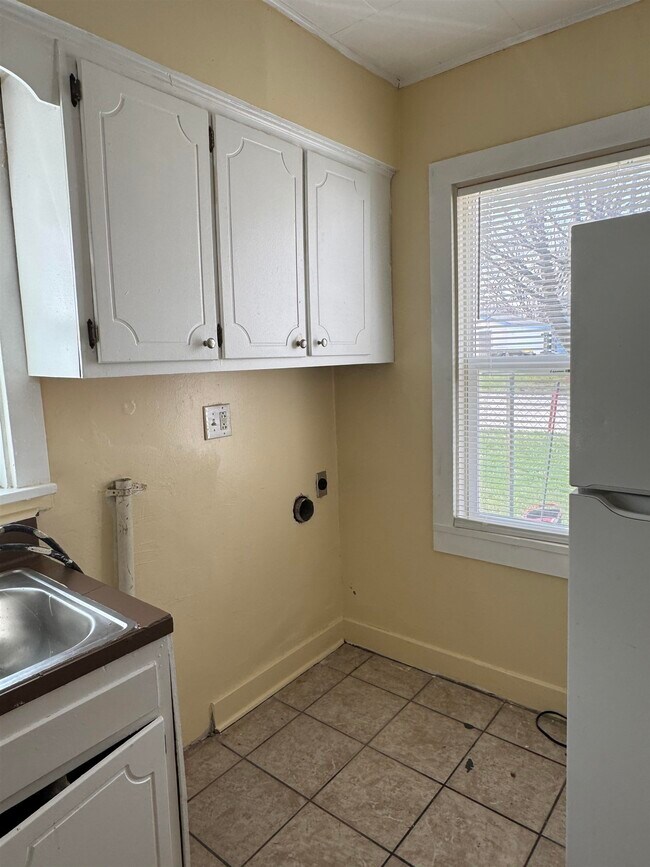 Building Photo - 2824 School St