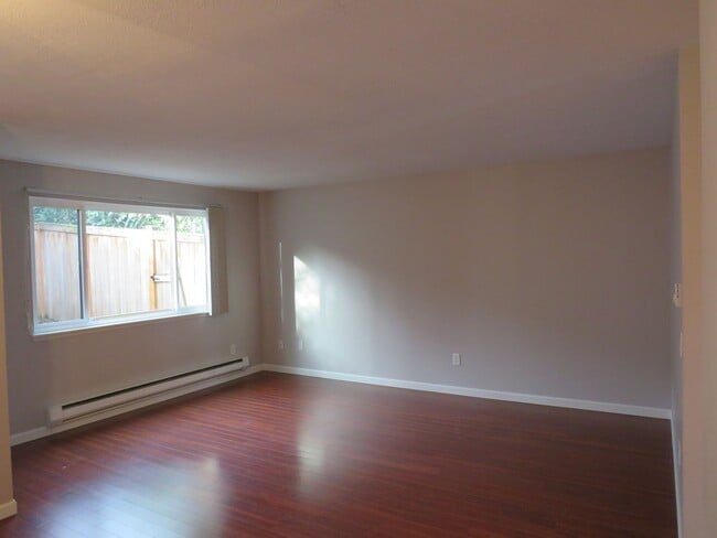 Building Photo - Juanita Townhome in Westwood Village ** 2bed/1.5 bath corner unit with Nice Private Backyard  $21...