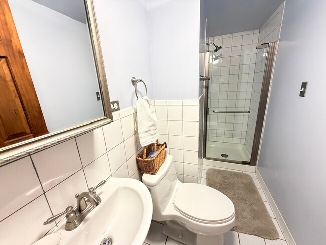 Building Photo - 5557 S Harper Ave