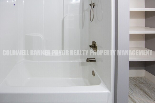 Building Photo - 9618 Shooting Star Cir