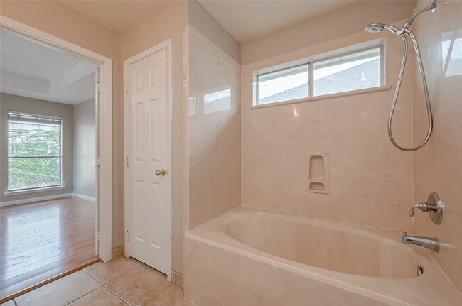 Building Photo - 8714 Pleasantbrook Dr