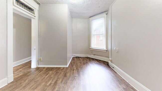 Building Photo - 2353 N High St