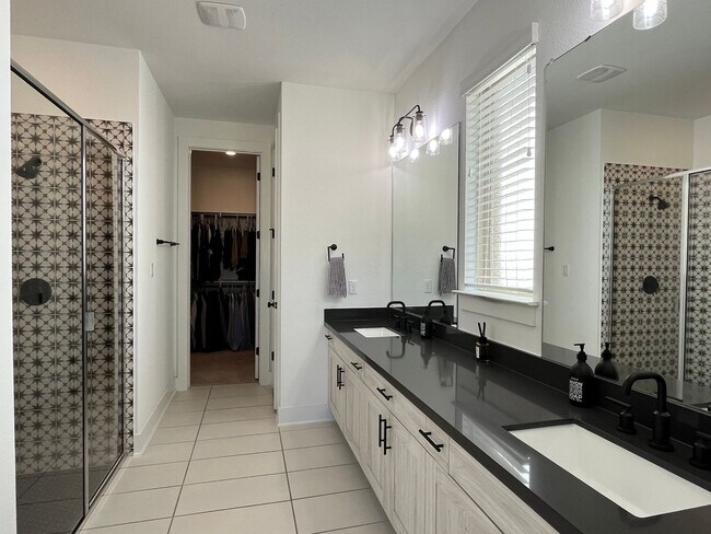 Building Photo - Beautiful 4/3 WITH PRIVATE POOL in Travisso