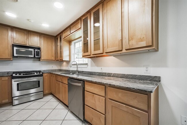 Building Photo - 10915 Cedarhurst Dr