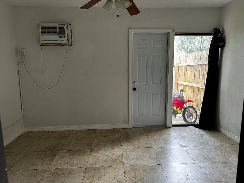 Building Photo - 3259 NW 118th Ln