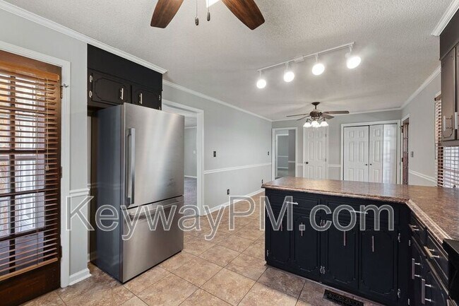 Building Photo - 255 Silver Maple Rd