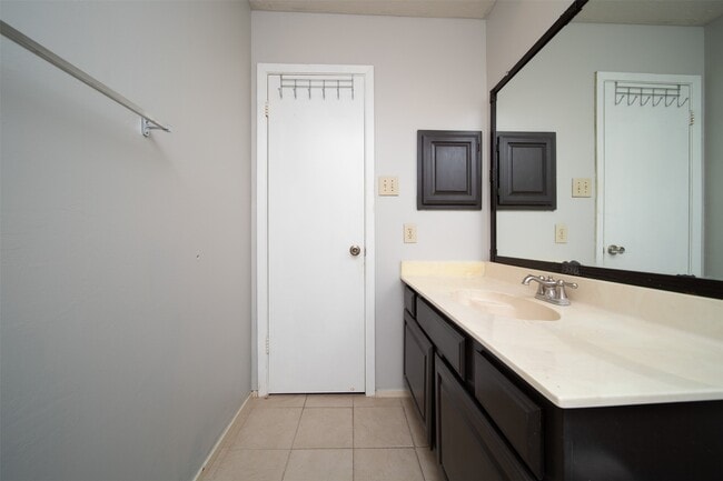 Building Photo - 2411 Gunston Ct