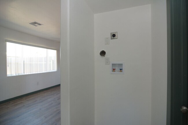 Building Photo - Remodeled 2 Bedroom 1 Bath Duplex! Great Central Tucson Location!