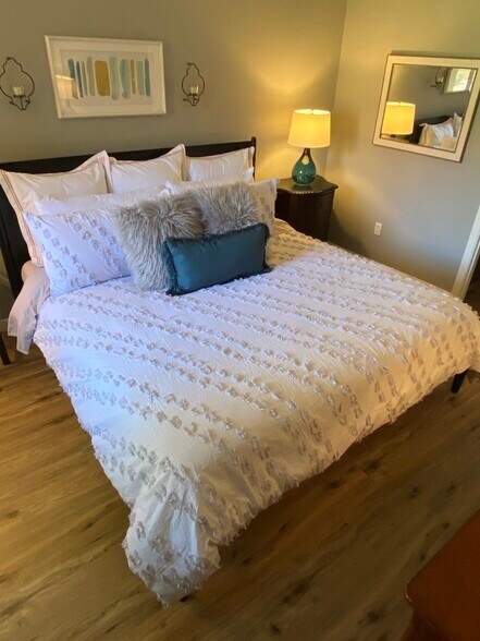 New King Bed - 8256 E Arabian Trl
