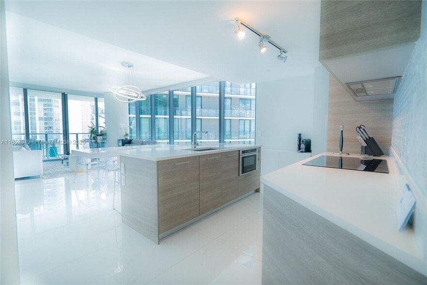 Primary Photo - 650 NE 32nd St