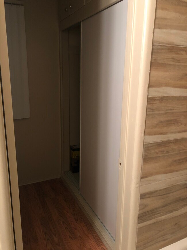 Building Photo - 407 Violet Ave