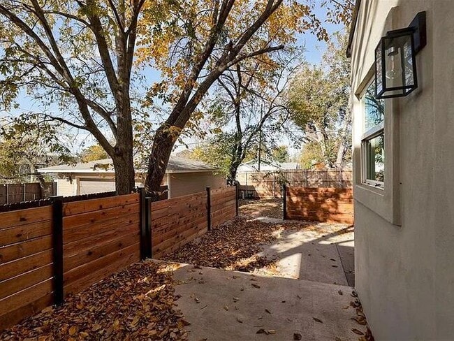 Building Photo - 213 NE 14th St