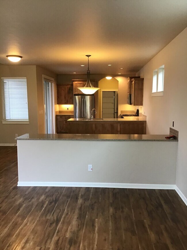 Building Photo - 3 Bedroom Home in the Bridges!