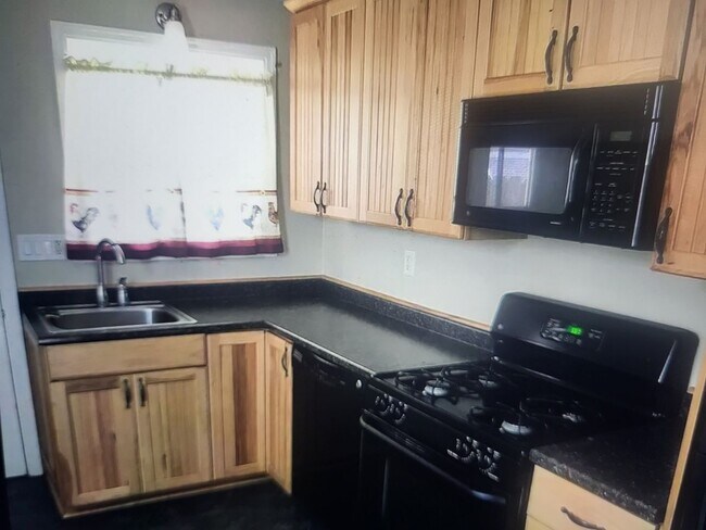 Building Photo - Charming two Bedroom in Sharpsburg - Conve...