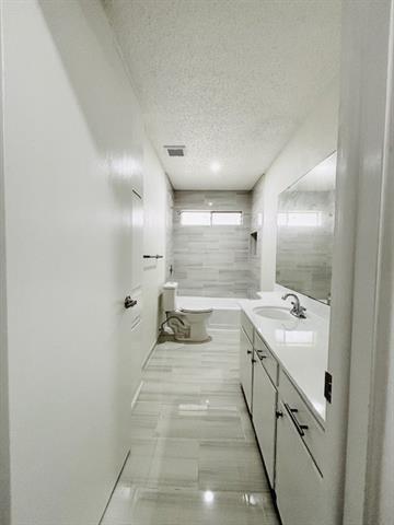 Building Photo - 1618 Oakridge Dr