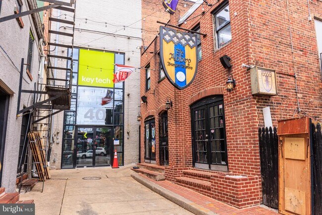 Building Photo - 828 S Charles St