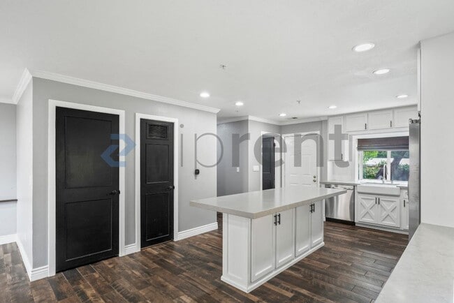 Building Photo - 5045 Hiller Ln