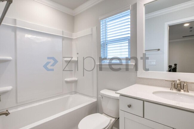 Building Photo - 1467 Hasse Ave