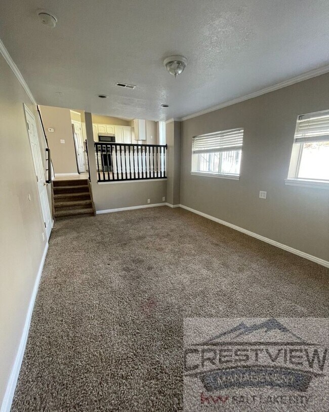 Building Photo - Must See!! 4 bedrooms 2 baths house in Layton!