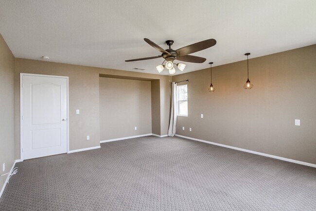 Building Photo - Beautiful Sky Ranch home with Spectacular Views!