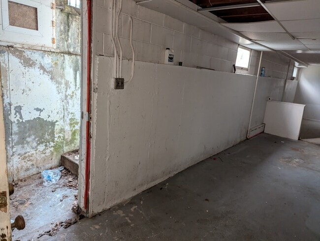 Building Photo - 219 W 79th St