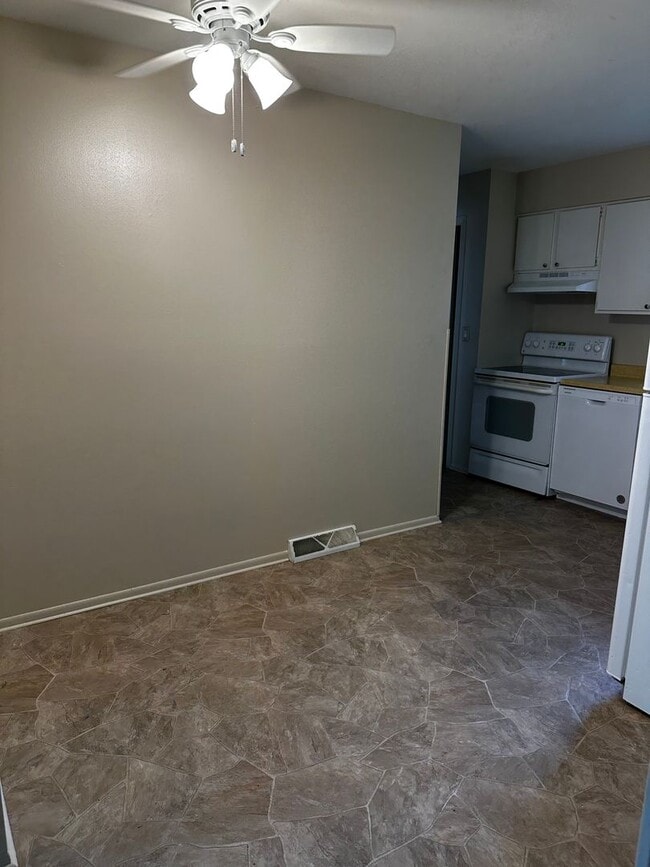 Building Photo - 1837-1837 Post Rd