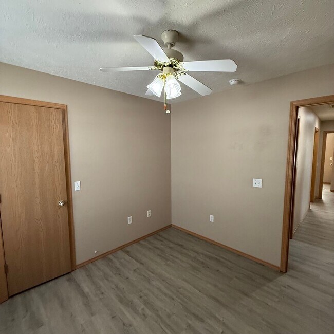 Building Photo - 4 Bedroom Home in Clever