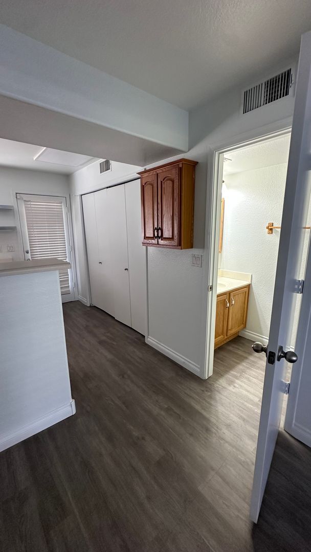 Building Photo - 2 bedroom townhome