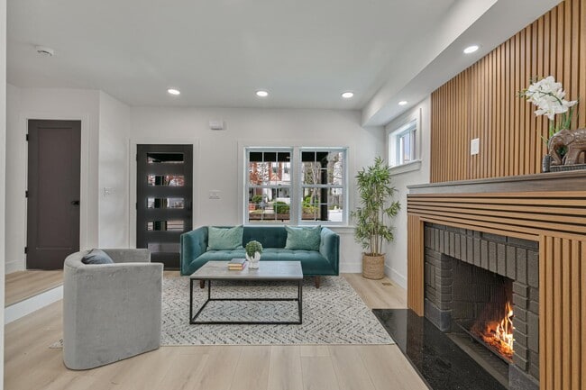 Building Photo - Spacious Fully Renovated Tudor Duplex w/ 3...