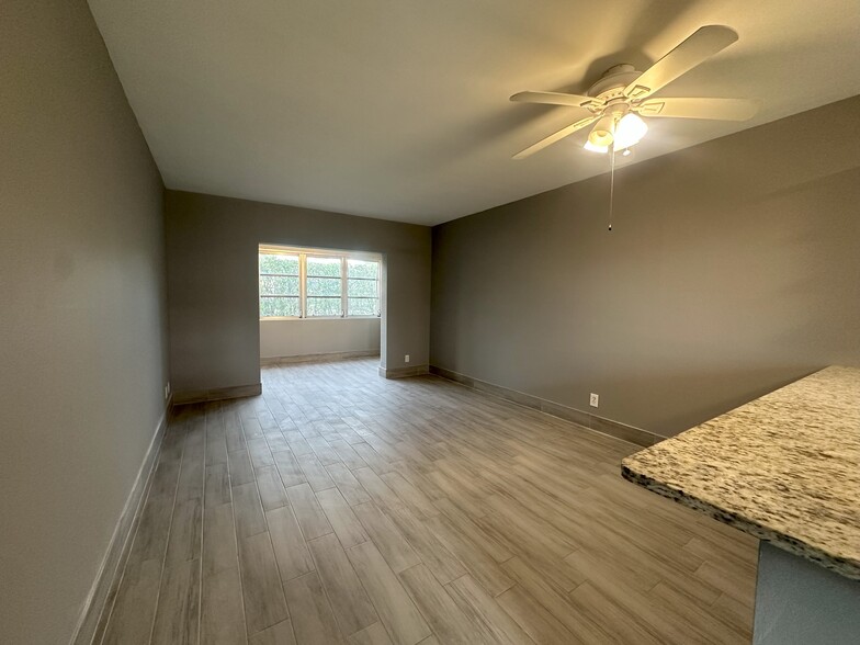 Building Photo - 1113 Lake Ter