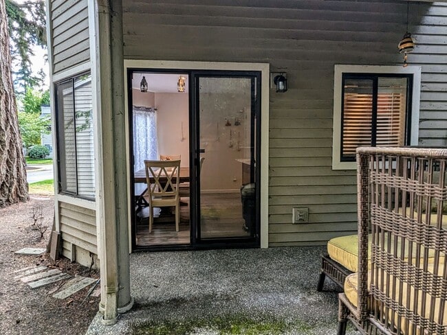 Building Photo - Move in Special:  Sept & Oct only $2,000 /...