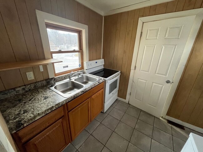 Building Photo - 1 Bedroom W/ Loft Area