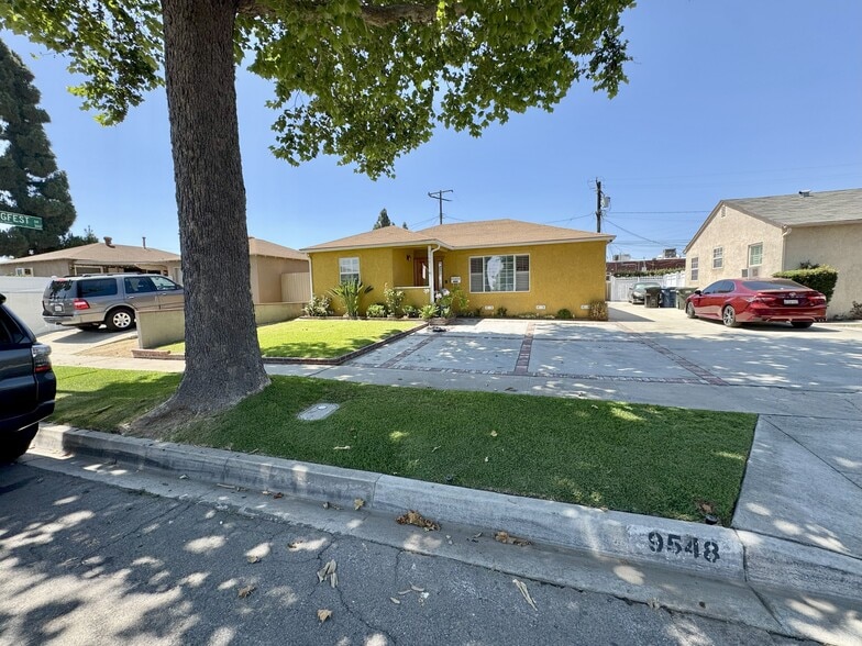 Primary Photo - 9548 Claymore St