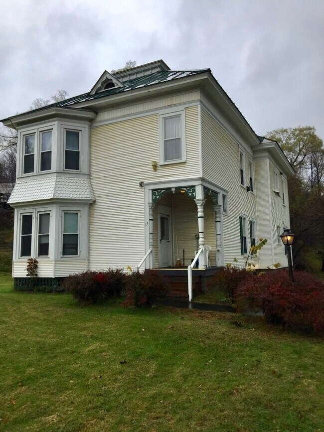 Building Photo - 19 Meadow St