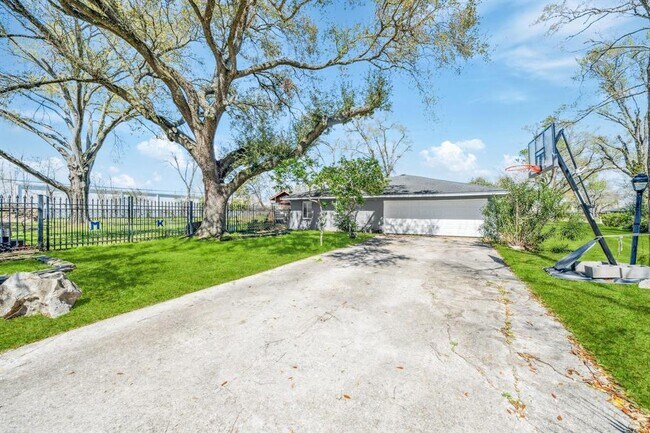 Building Photo - 4701 Frontier Dr