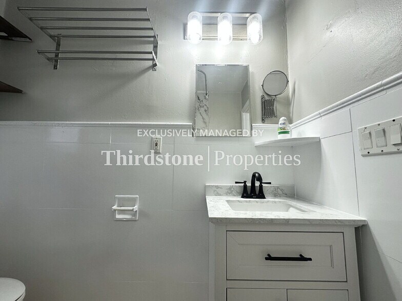 Building Photo - 1930 Park St