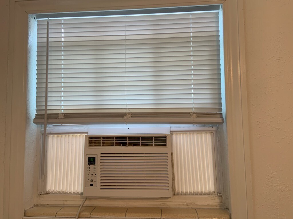 Building Photo - 1664 Drew St