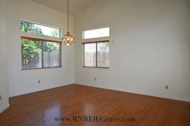 Building Photo - Home in Elk Grove! 3 Bed, 2.5 Bath