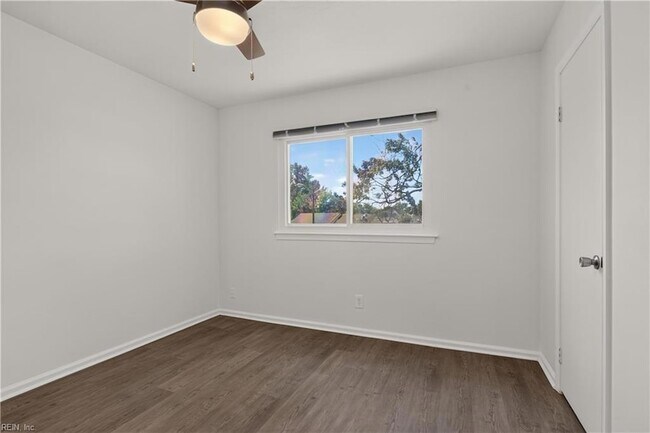 Building Photo - 3044 Camelot Blvd