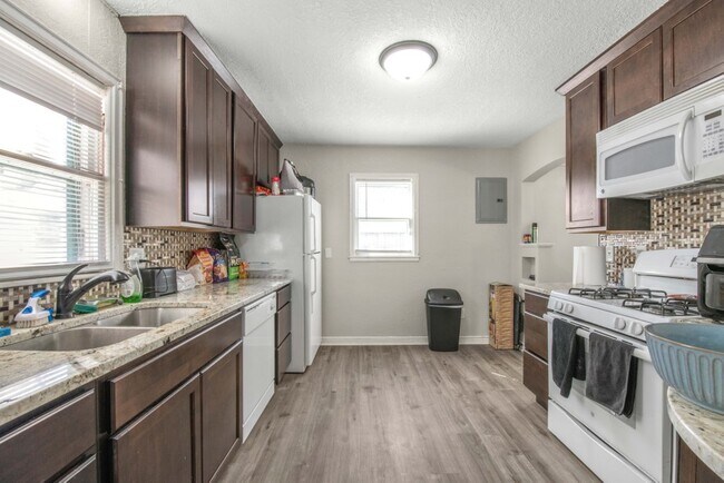 Building Photo - 8827 Lincoln St NE