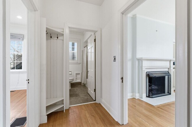 Building Photo - 1 Month's Free Rent - 5 Bedroom Home Between 12 South and Oak Hill